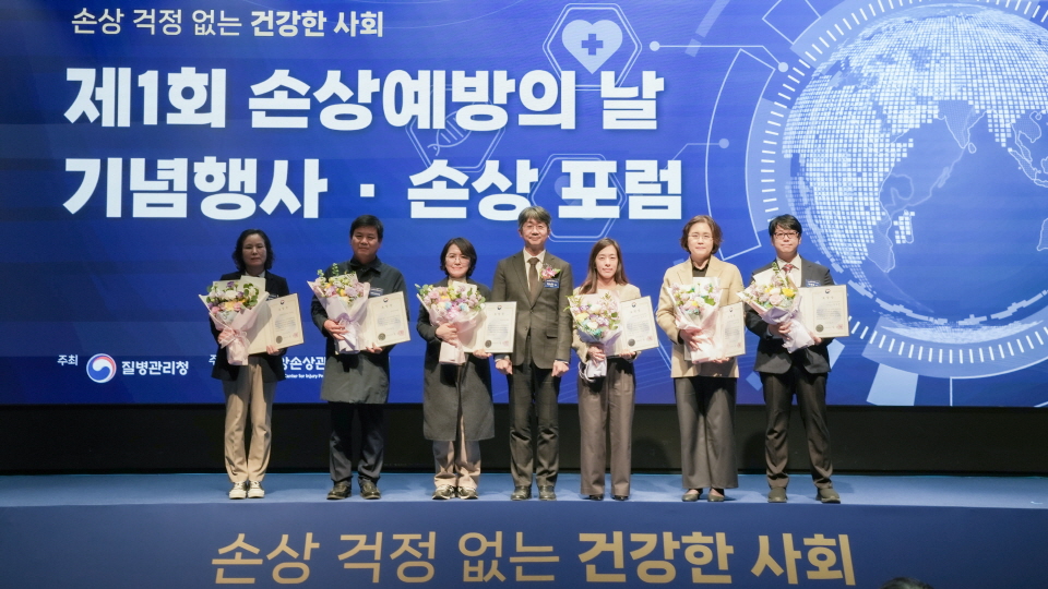 유공자 표창 및 단체 기념 촬영